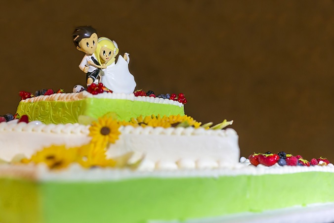 Cake-Topper gibt es aus Holz, Hartplastik, Porzellan, Glas und Gips oder essbar aus Marzipan oder Zuckerguss. (#02)