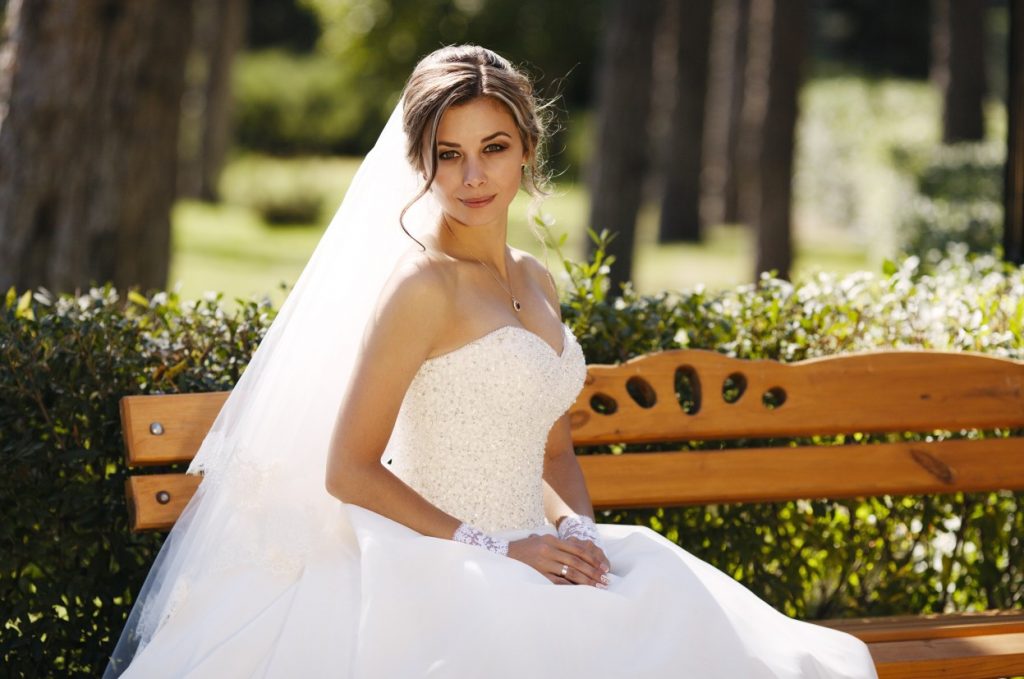 Sinnlichkeit und Grandezza kombiniert dieses Hochzeitskleid. Viel femininer Charme umgarnt den Bräutigam. Das Oberteil ist auf Figur geschnitten und formt eine wunderschöne Büste, ähnlich einem klassischen Cocktailkleid. (#11)