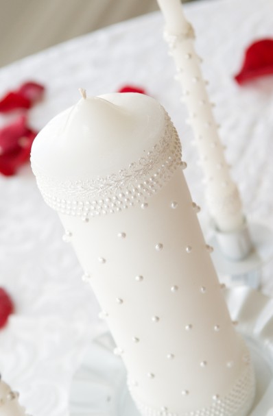 Eine weitere schöne Variante um Hochzeitskerzen selber machen: Die Kerze mit weißen Perlen dekorieren - das ist sehr individuell und ein toller Hingucker. (#4)