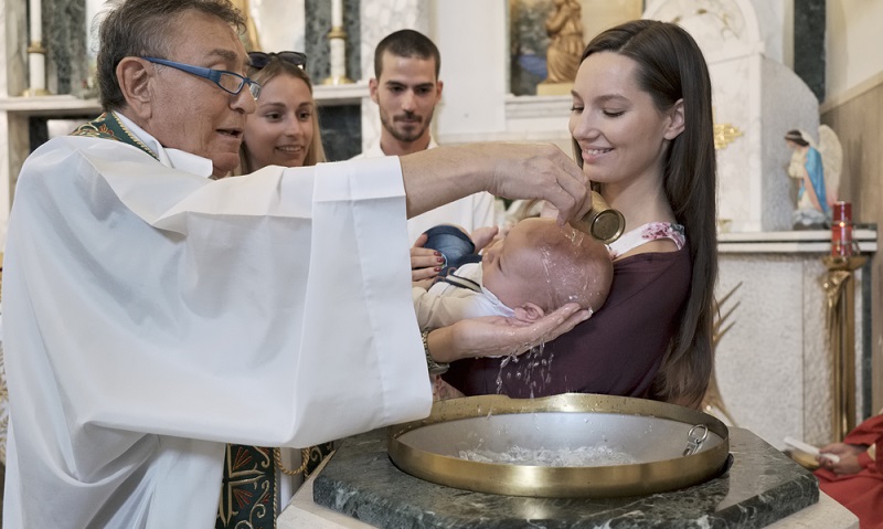 Da es sich bei der Taufe um einen christlichen Brauch handelt, sind die häufigen Rituale natürlich auch christlicher Natur und werden überwiegend in der Kirche durchgeführt. (#02)