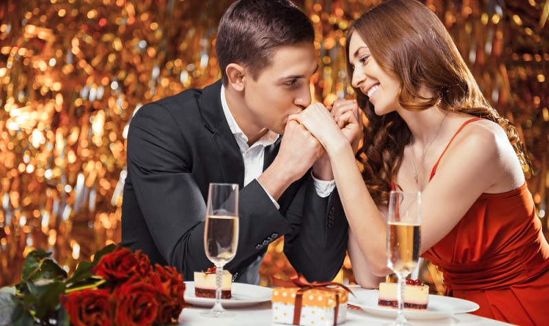Die meisten Männer freuen sich über ein liebevoll selbstgekochtes Valentinstags-Essen. Auch die Einladung in ein Restaurant, von dem er immer mal wieder gesprochen hat, kommt mit Sicherheit gut an. (#01)