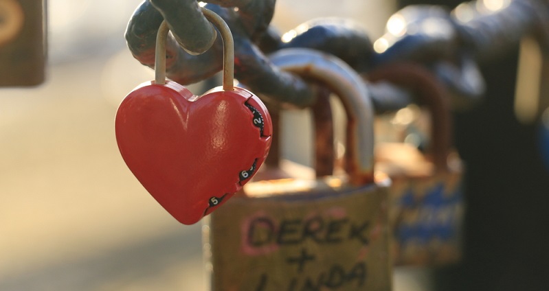 Sehr romantisch ist ein Liebesschloss mit Gravur, das dann gemeinsam auf einer Brücke angeschlossen wird, bevor man zusammen bei einem Candlelight-Dinner seine Liebe feiert. (#02)