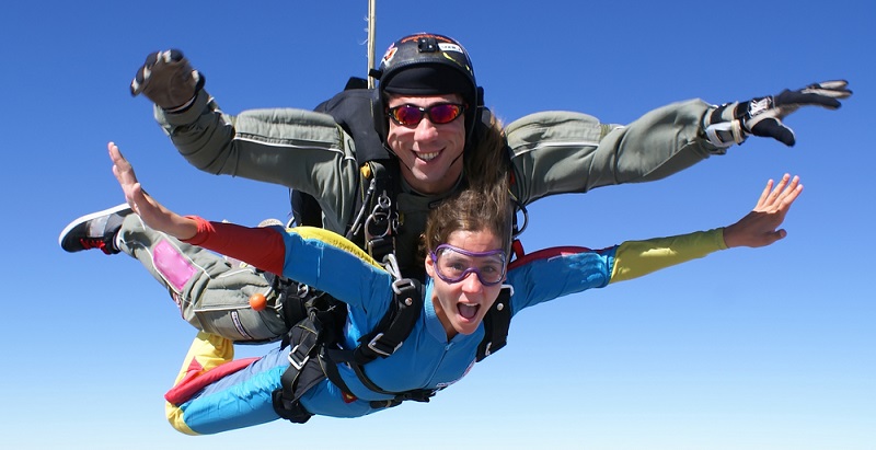 Liebt er Action und es kann gar nicht waghalsig genug sein? Beim Bungee-Jumping oder einem Tandem-Fallschirmsprung kann er seine Abenteuerlust ausleben und den Adrenalin-Kick genießen. (#04)