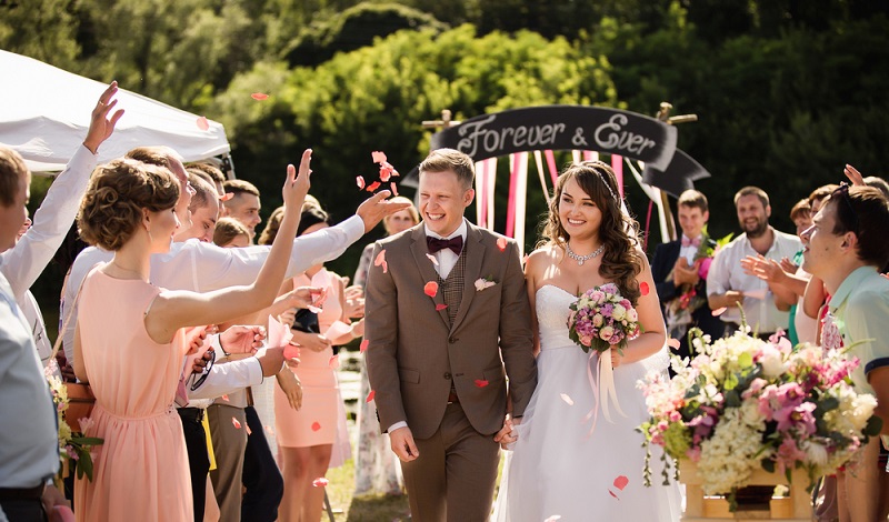 Bei einer Hochzeit muss alles stimmen. Von den Gästen über die Kleidung bis zum richtigen Wein. (#1)