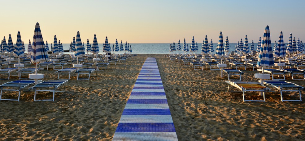 Am Strand von Bibione sollte man sich Liege und Sonnenschirm mieten. Die Adriatic-Küste lädt nicht nur mit Panoramenblick ein. Man kann hier Badespaß pur haben. (#5)