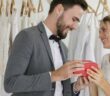 Braut beschenkt Bräutigam und umgekehrt: Tipps für tolle Hochzeitsgeschenke ( Foto: Shutterstock - TuiPhotoEngineer )_