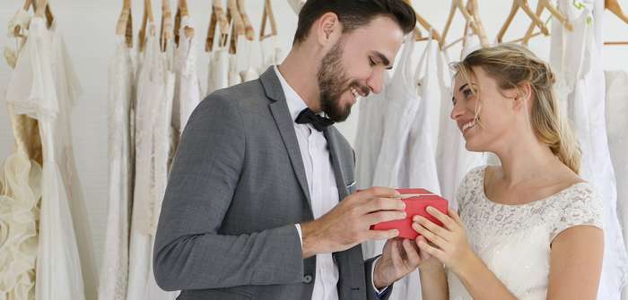Braut beschenkt Bräutigam und umgekehrt: Tipps für tolle Hochzeitsgeschenke ( Foto: Shutterstock - TuiPhotoEngineer )_