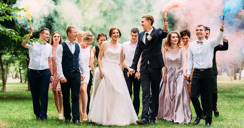 Ob man nur zur Trauung oder auch zur Feier seine Gäste bittet ist ausschließlich die Entscheidung des  Brautpaares ( Foto: Shutterstock - Sotnikov Misha)
