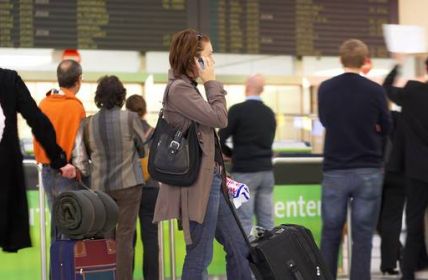 Flughafen Passagiere warten Tafel (Foto: Adobe Stock - Franz Pfluegl)