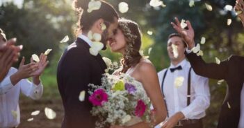 Tipps und Hinweise rund um die Gestaltung von Hochzeitseinladungen ( Foto: Adobe Stock - WavebreakMediaMicro )