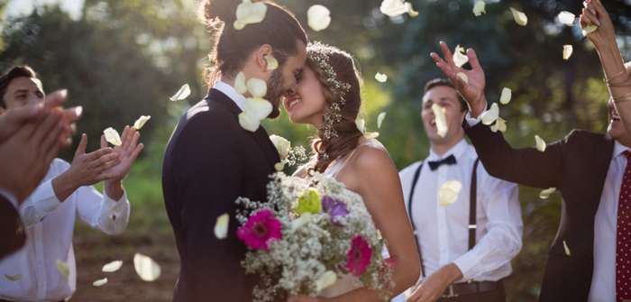 Tipps und Hinweise rund um die Gestaltung von Hochzeitseinladungen ( Foto: Adobe Stock - WavebreakMediaMicro )