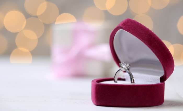 Wird der Verlobungsring mit Diamanten geschmückt, hat auch das einen Einfluss auf den Preis. ( Foto: Adobe Stock - New Africa)