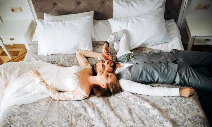 Wenn das Paar in der Hochzeitsnacht im Hotel nächtigt, wird es in der Regel weiße Bettwäsche vorfinden, diese ist der Klassiker unter der Hotelbettwäsche. ( Foto: Shutterstock - Leojuli )