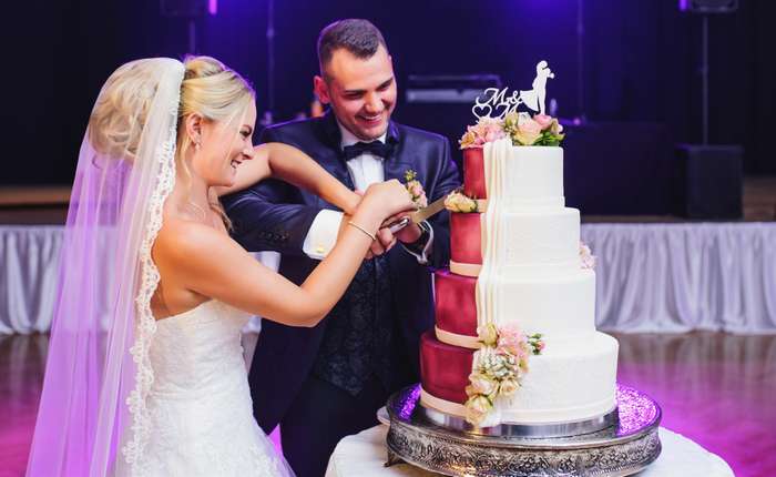 Ob die Hochzeitstorte, rund oder eckig ist, wieviel Stockwerke sie hat ist egal, Hauptsache das Brautpaar schneidet sie gemeinsam an ( Foto: Adobe Stock - Igor Link ) 