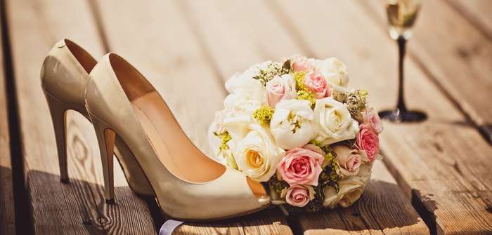 Brautschuhe als Glücksbringer: Diese und mehrere Traditionen ranken sich um das grazile Schuhwerk ( Foto: Adobe Stock - Andrew Bayda )