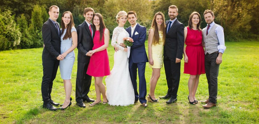 Was bedeutet ein rotes Kleid auf einer Hochzeit? (Foto: Adobe Stock- Halfpoint)