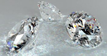 Geschenke zur Diamantenen Hochzeit (Foto: Adobe Stock- Shmaltzianer)