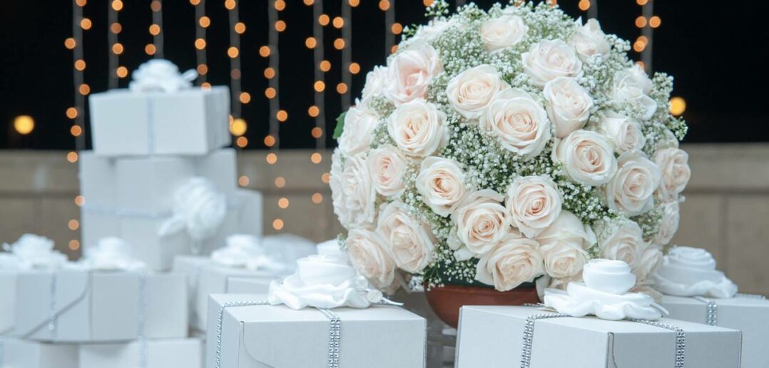 Blumen: Geschenk zur Hochzeit ( Foto: Adobe Stock-freename)