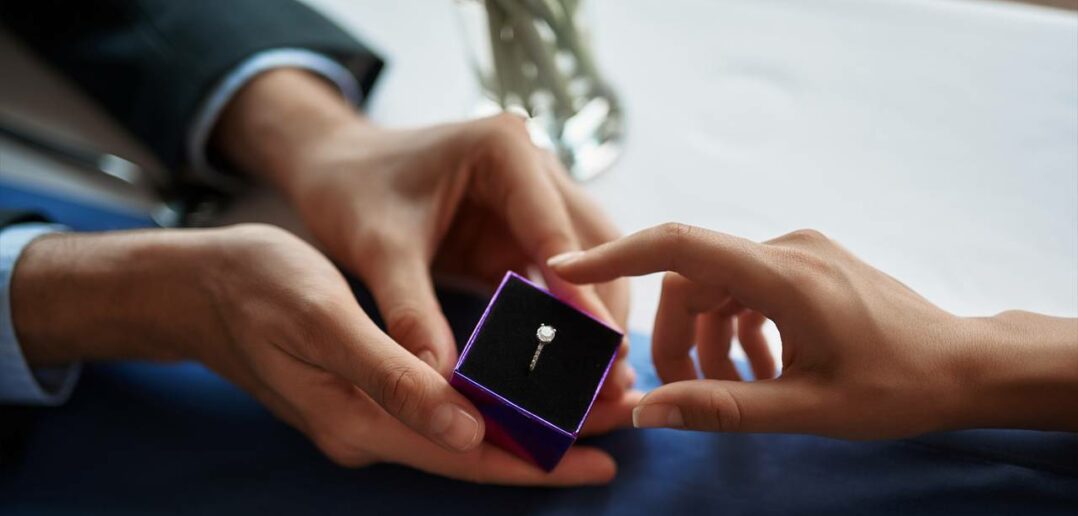 Verlobungsringe als Symbol der Liebe: Eine schöne Tradition ohne rechtliche Verpflichtung (Foto: Adobe Stock-Yakobchuk Olena)