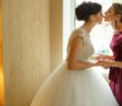 Geschenk von Mutter an Tochter zur Hochzeit (Foto: Adobe Stock- Wedding photography)