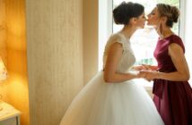 Geschenk von Mutter an Tochter zur Hochzeit (Foto: Adobe Stock- Wedding photography)