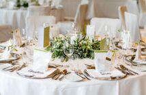 Hochzeitstisch dekorieren: 10 ultimative Tipps, die Ihr beachten solltet ( Foto: Adobe Stock-freudelachenliebe )