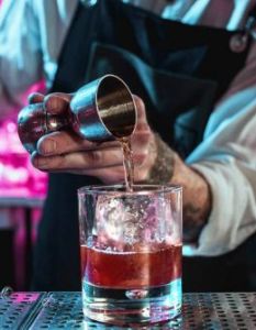 Kreative Genialität: Mobile Bar in Form eines Cocktail-Pferdeanhängers erobert die (Foto: AdobeStock - 242322187 master1305)