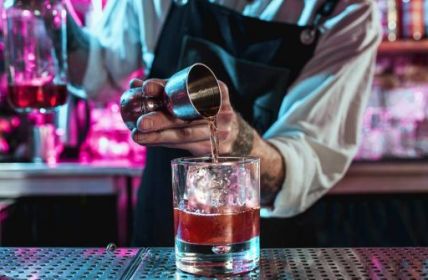 Kreative Genialität: Mobile Bar in Form eines Cocktail-Pferdeanhängers erobert die (Foto: AdobeStock - 242322187 master1305)