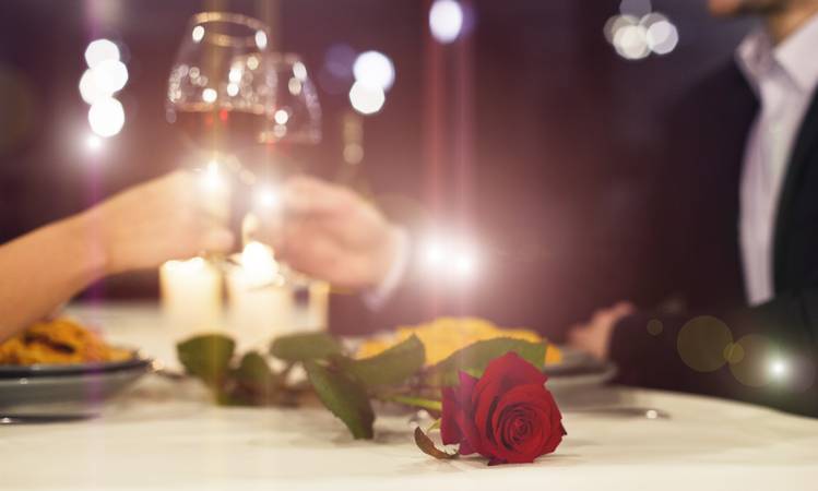 Ein Candle-Light-Dinner mit seinem Ehepartner, während der Flitterwochen genießen. (Foto: AdobeStock - 314863953 - Prostock-studio)