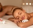 Ein entspannter Wellnessurlaub ist das ideale Reiseziel für die Flitterwochen. (Foto: AdobeStock-395375369-Prostock-studio)