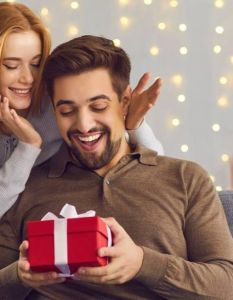 Tipps für das perfekte Geschenk für deinen Freund (Foto: AdobeStock 395300924  Studio Romantic)