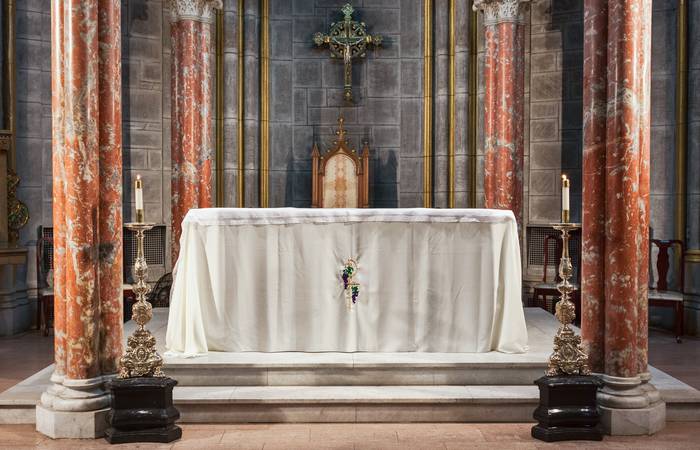 In der christlichen Kirche wurde das letzte Mahl an einem Altar eingenommen. (Foto: AdobeStock - 184642138 Stephen Bonk)