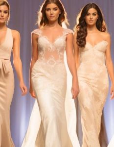 Brautkleider-Trends 2024: Blumenmuster in verschiedenen (Foto: AdobeStock 665389660 EwaStudio)