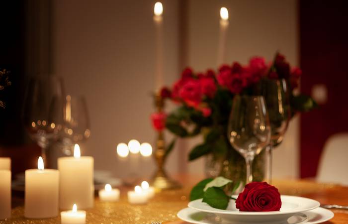 Ein Gutschein für ein romantisches Dinner oder ein Wellness-Wochenende bietet dem Paar die Möglichkeit, gemeinsame Zeit zu genießen und neue Erinnerungen zu schaffen. (Foto: AdobeStock - 483161165 USeePhoto)