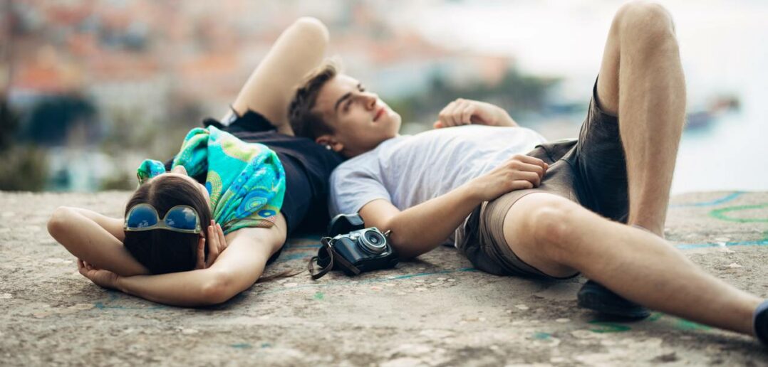 Philosophische Fragen: Ein Ehepaar hinterfragt die Wahrheit, Freiheit und den Wert des Lebens (Foto: AdobeStock - 193208712 eldarnurkovic )