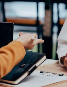 Generali ADVOCARD und Flightright bieten kostenfreien Entschädigungsservice bei (Foto: AdobeStock - Anna - _543461044)