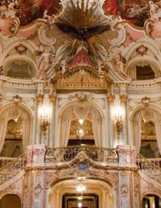 Mikheil Charkvianis präsentiert Antigone mit zwölf Klavieren und (Foto: Sven Helge Czichy)