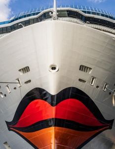 Echtzeit-Übersicht bietet Kreuzfahrt-Absagen und Routenänderungen jederzeit transparent und (Foto: AdobeStock - Hilda Weges - 528281746)