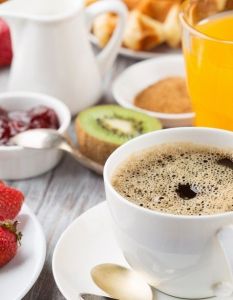 Harvard-Studie belegt: Morgendlicher Kaffee reduziert Sterberisiko um 16 (Foto: AdobeStock - Iuliia Metkalova - 259334227)