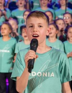 25 regionale Adonia-Juniors-Projektchöre bringen jährlich 1.600 Kinder auf (Foto: Adonia, Simon Leimbeck)