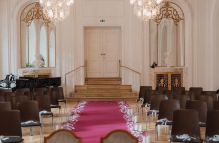 Weißer Saal bietet historische Eleganz für individuelle (Foto: AnjaLorenzFotografie)
